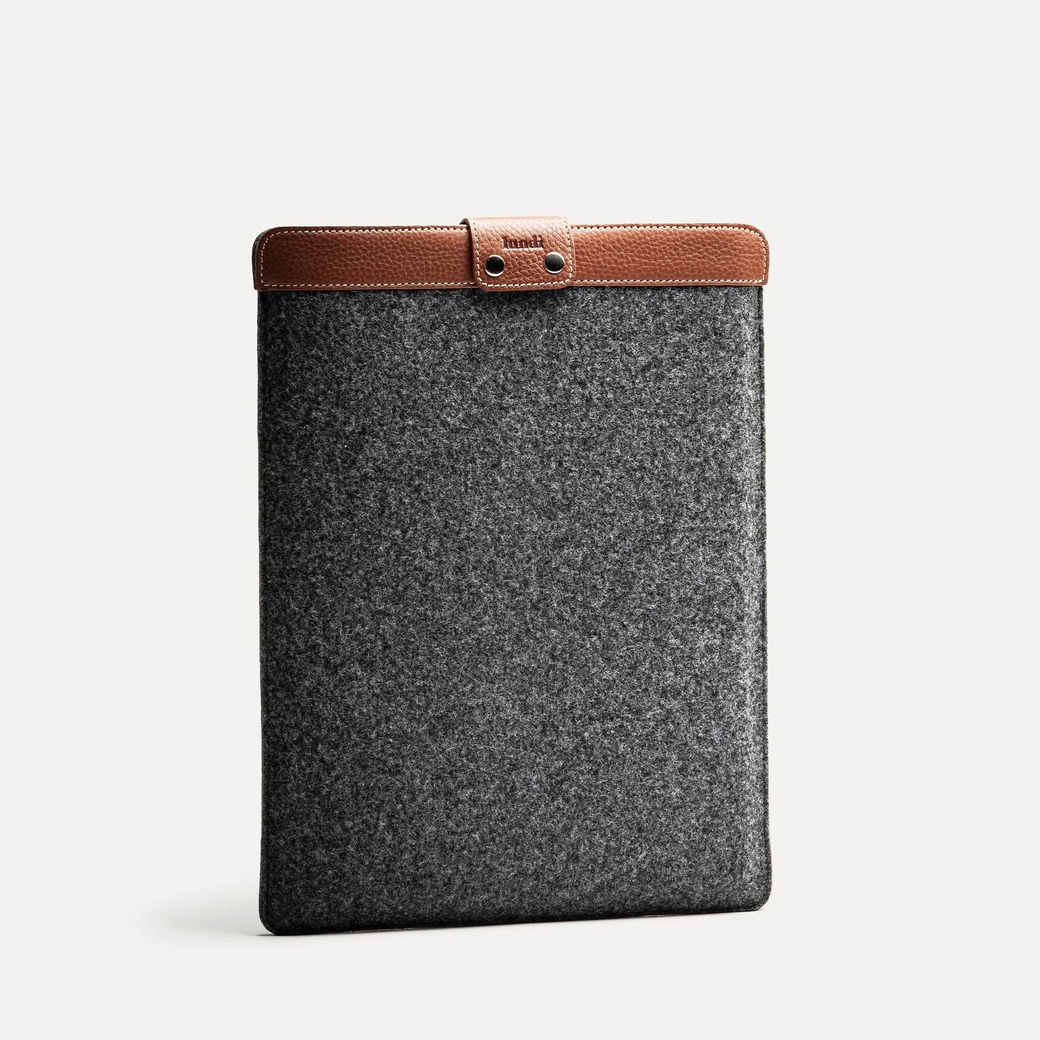 Pochette ordinateur en feutre et cuir cognac, format 14 et 16 pouces, design élégant.