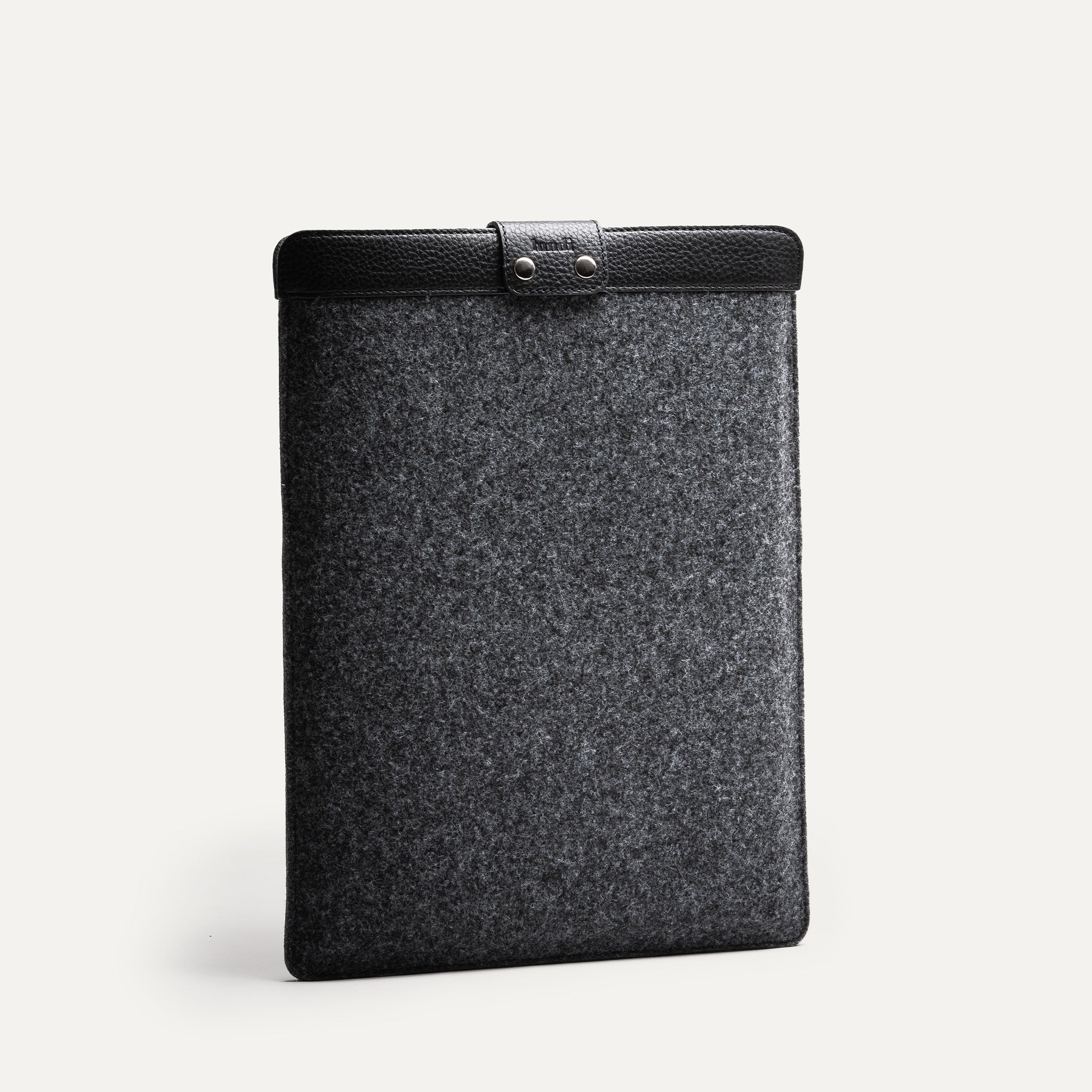 Computer sleeve in felt and leather, elegant and slim design.
