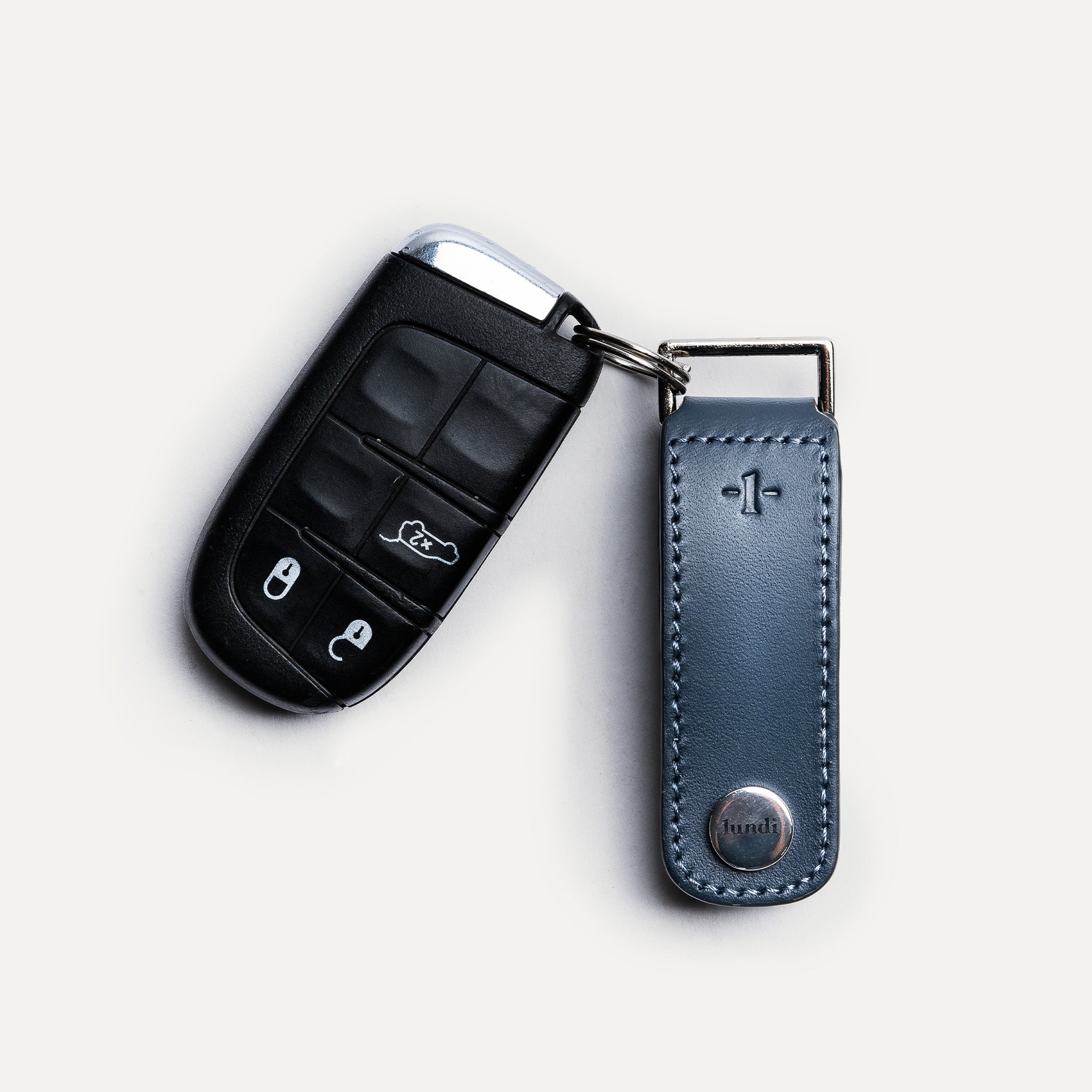 Porte clé luxe jusqu'à 7 clés, en cuir marine et boucle pour ses clefs de voiture.