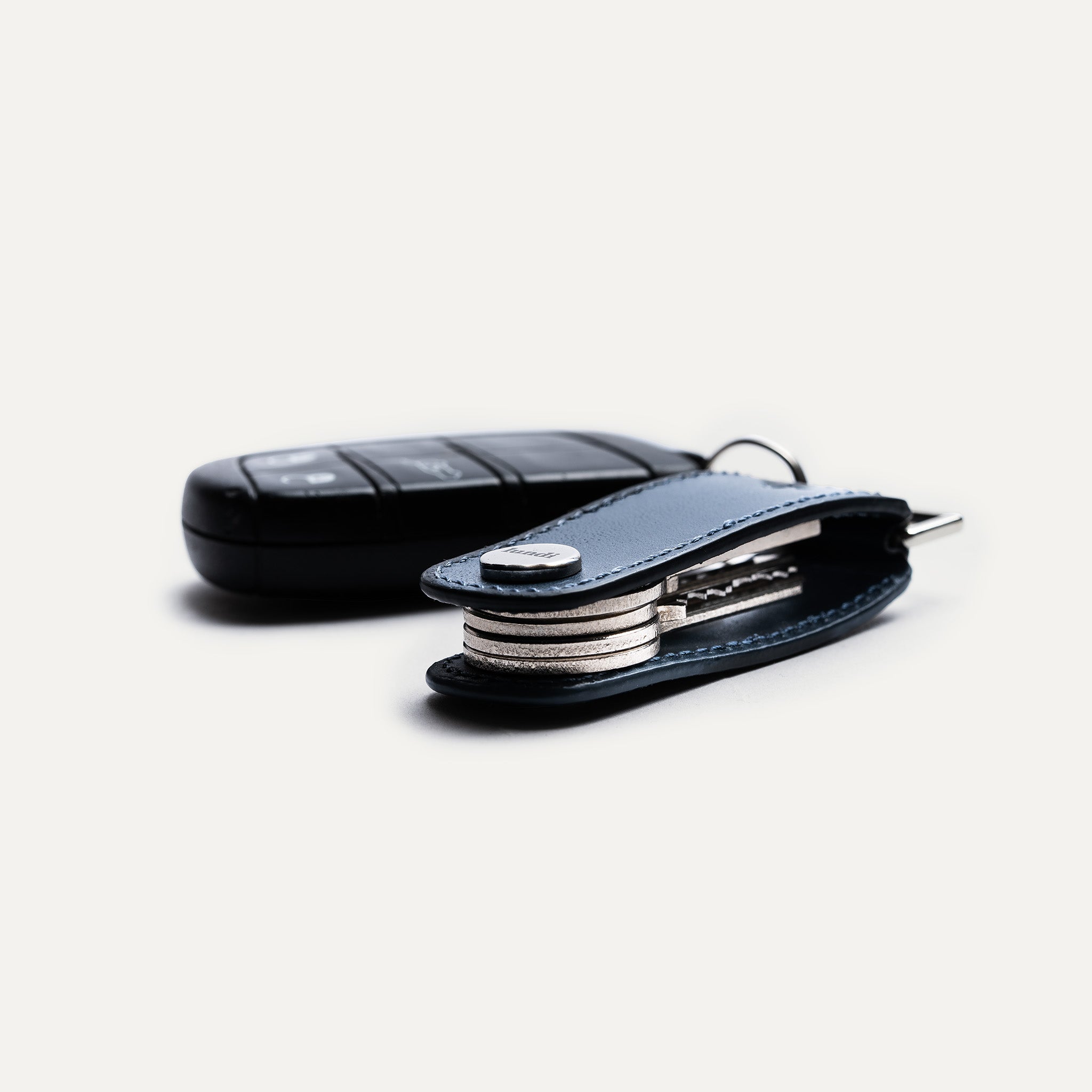 Porte clé pour homme - modèle LUCIO en cuir marine.