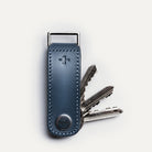 Porte clé livré avec 3 différentes hauteurs de vis en cuir marine.