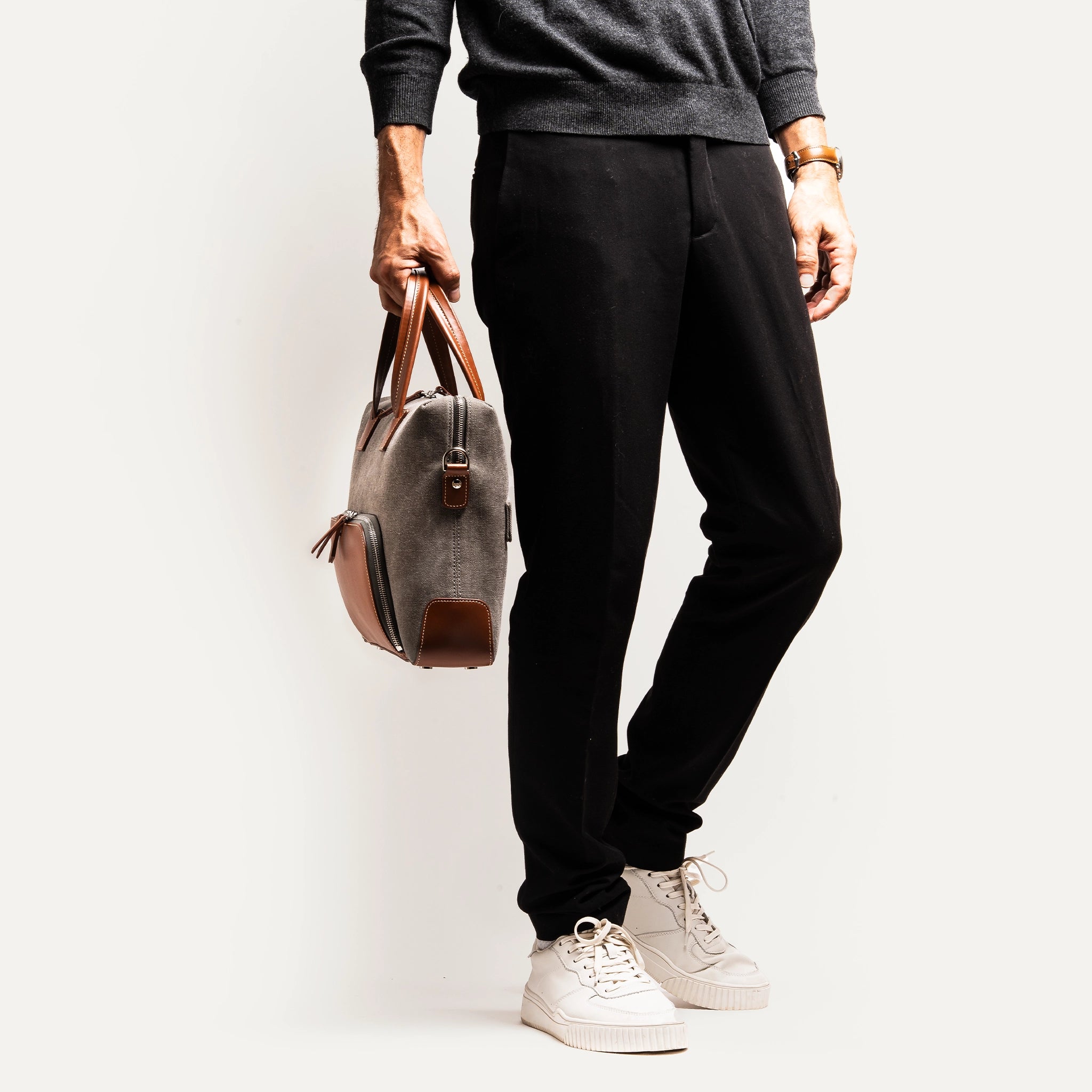 Porte documents en toile et cuir confortable porté par un mannequin