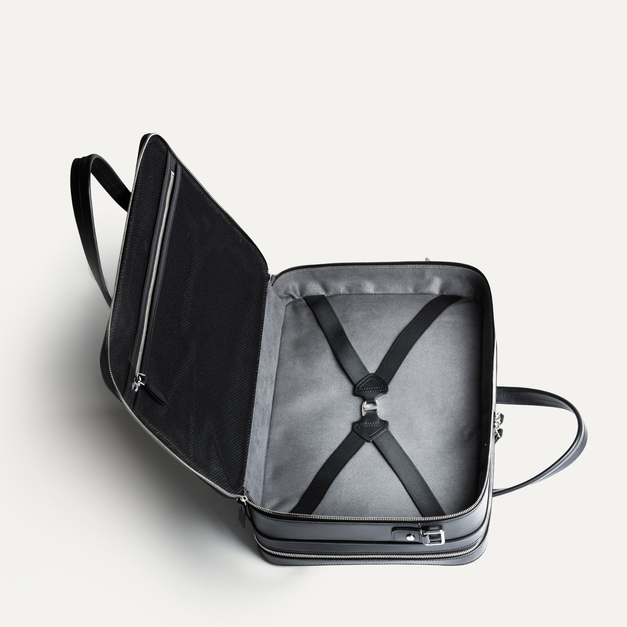 Intérieur en Alcantara d'un porte documents en cuir - un espace exploitable comme une valise