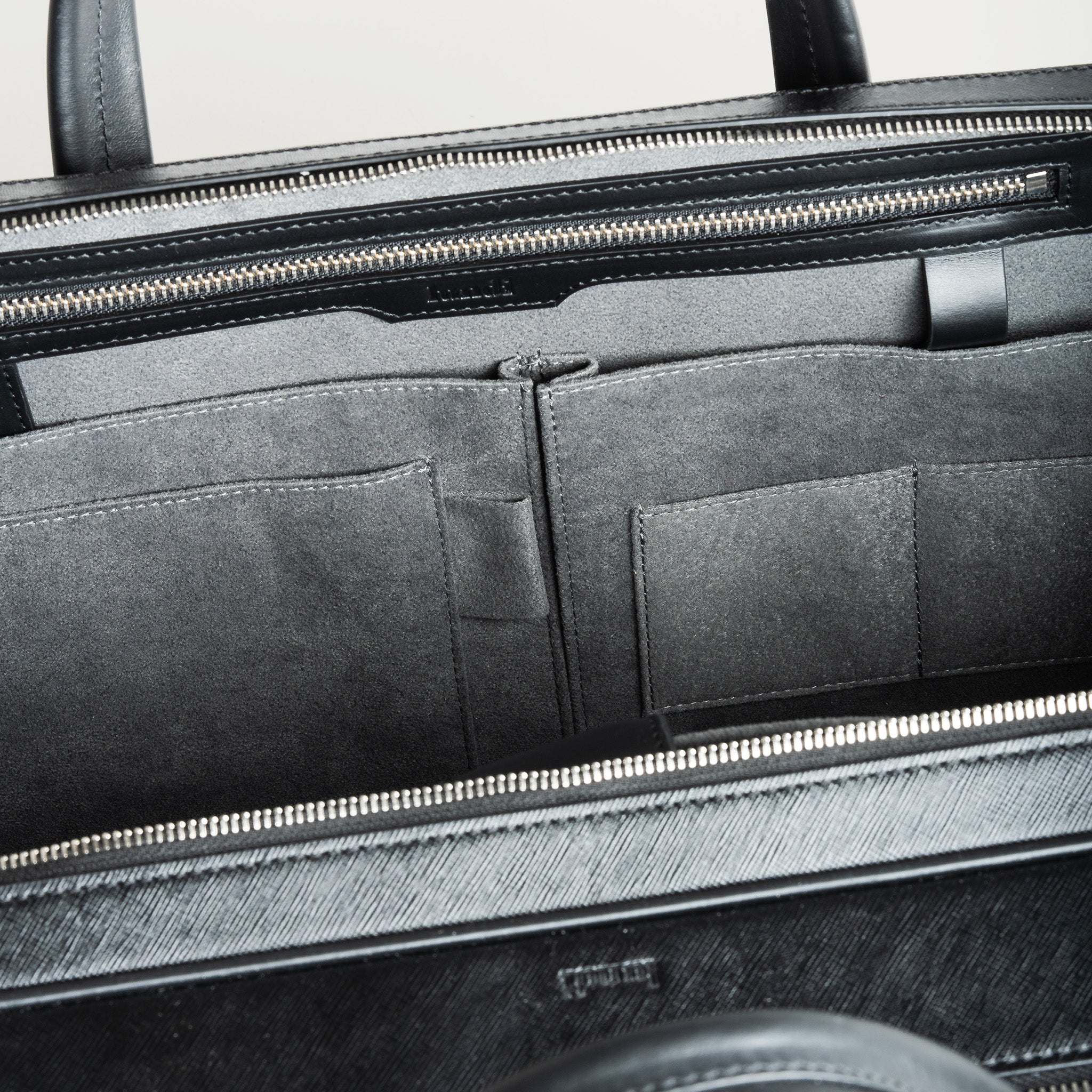 Poches de rangement d'un sac ordinateur, entièrement réalisé en Alcantara.
