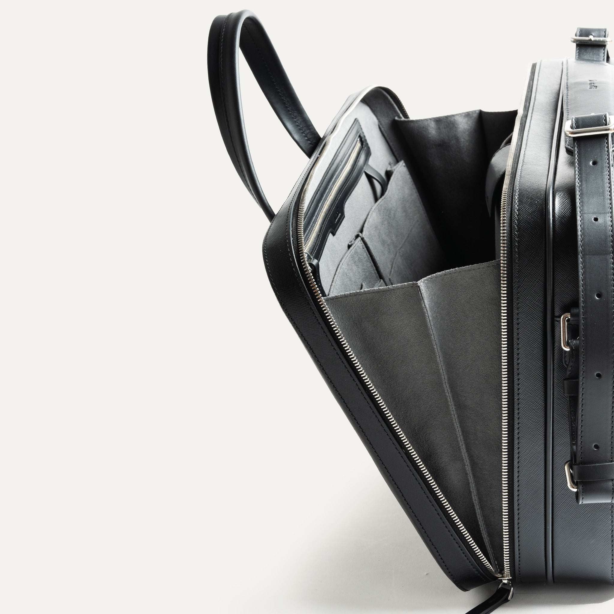 Ouverture d'un porte document en cuir, avec intérieur en Alcantra et multiples poches de rangement