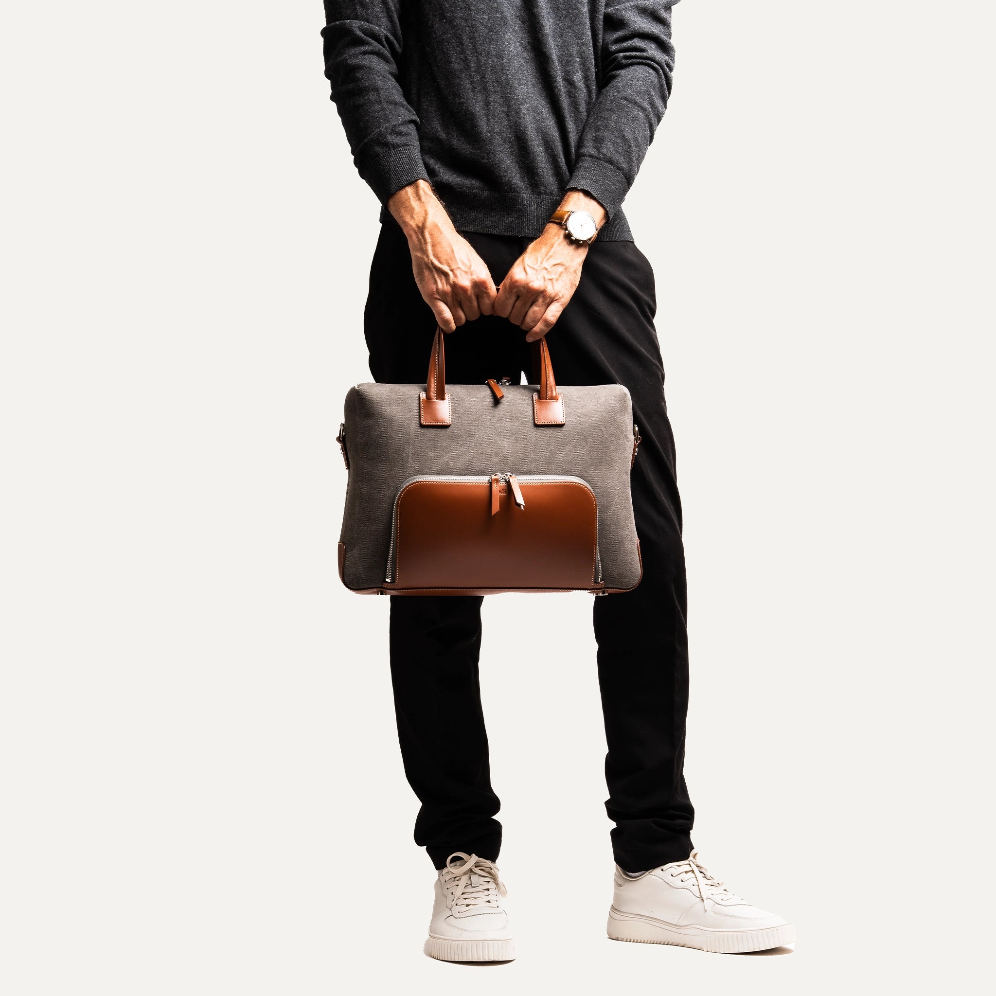 Porte documents élégant et compact porté par un mannequin