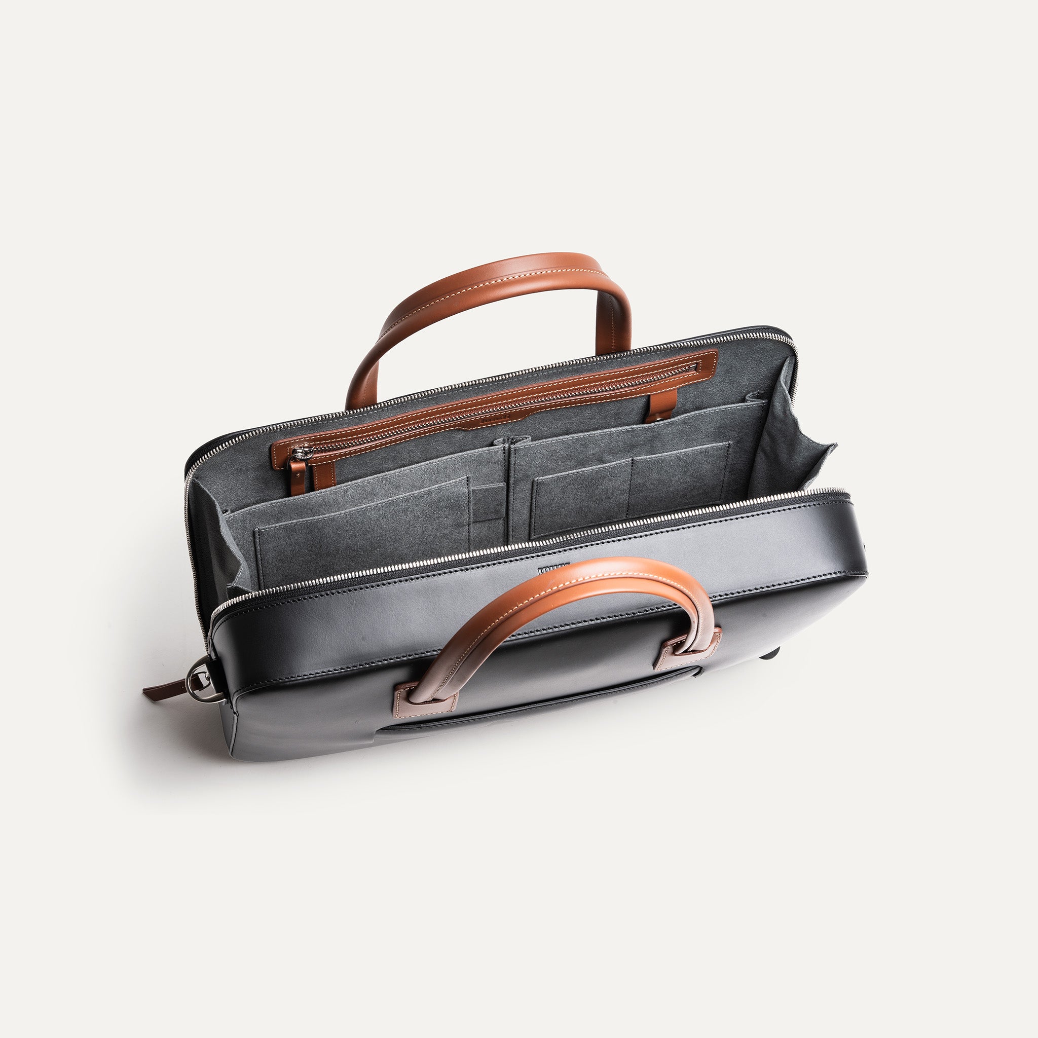 Sac homme travail spacieux avec poche zippée pour documents confidentiels et poche extérieure pratique pour les papiers d'identité.