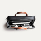 Attaché case équipé d’un système de rangement intelligent incluant une sangle à clefs, une boucle pour stylo et des espaces dédiés aux accessoires essentiels.