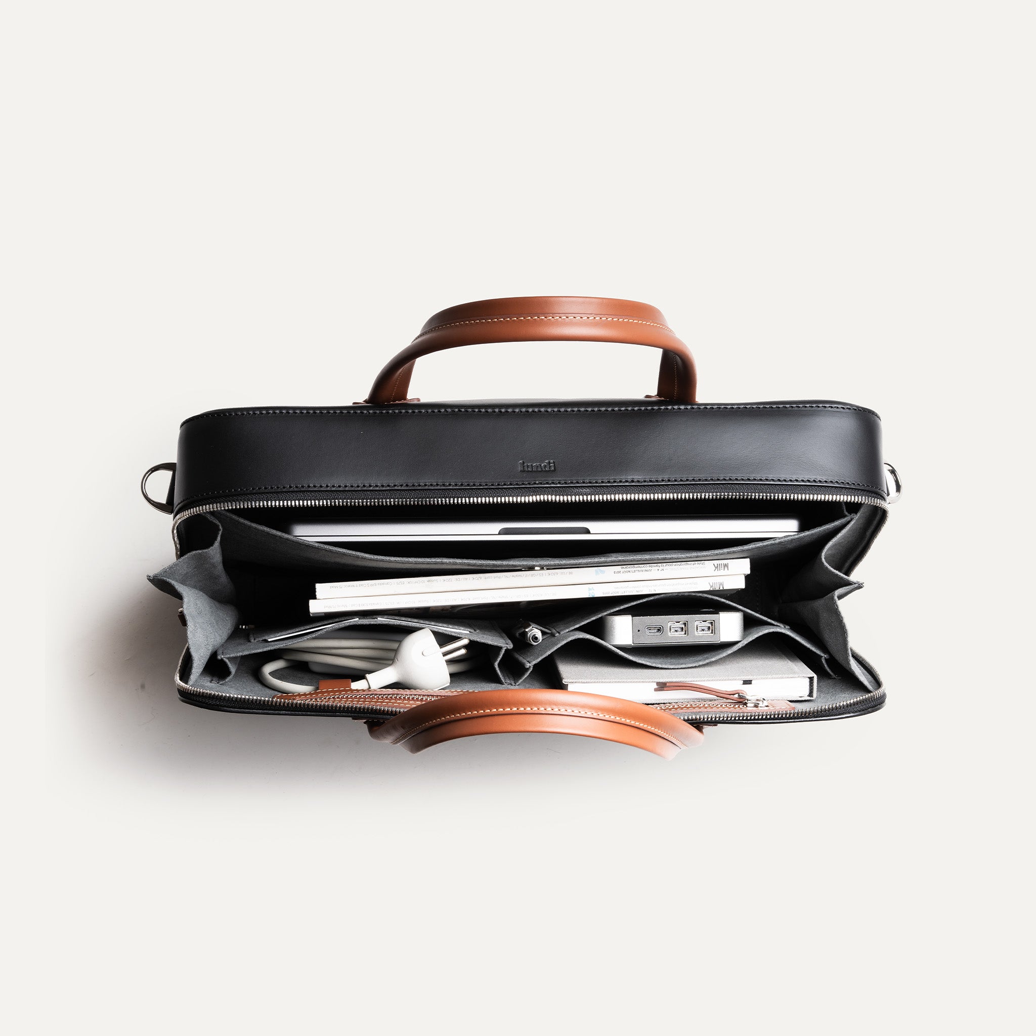 Attaché case équipé d’un système de rangement intelligent incluant une sangle à clefs, une boucle pour stylo et des espaces dédiés aux accessoires essentiels.
