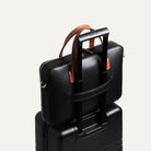 Porte document en cuir raffiné intégrant un passant trolley pour valise.