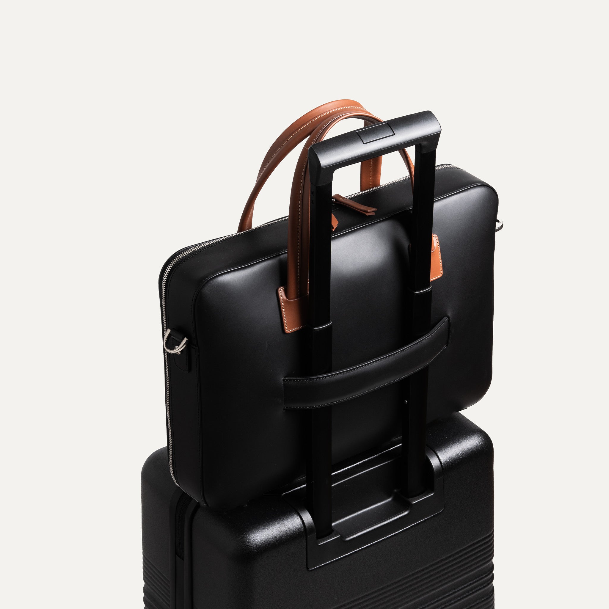 Porte document en cuir raffiné intégrant un passant trolley pour valise.