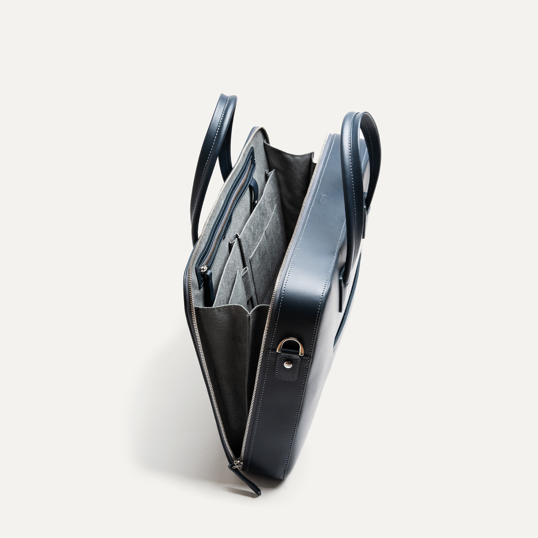 Vue intérieure d’un briefcase optimisé pour le travail mobile pensé pour être ultra pratique et tenir une vie.