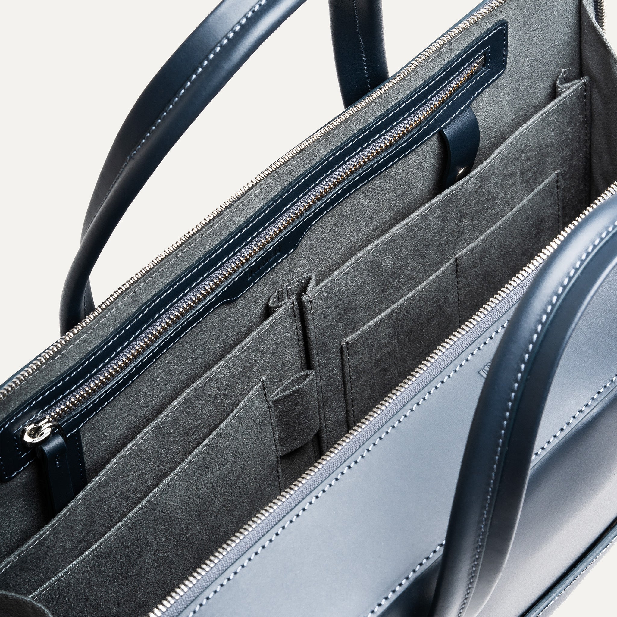 Vue intérieure d’un briefcase optimisé pour le travail mobile