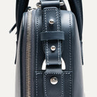 Briefcase pensé pour durer une vie avec des finitions robustes en laiton.