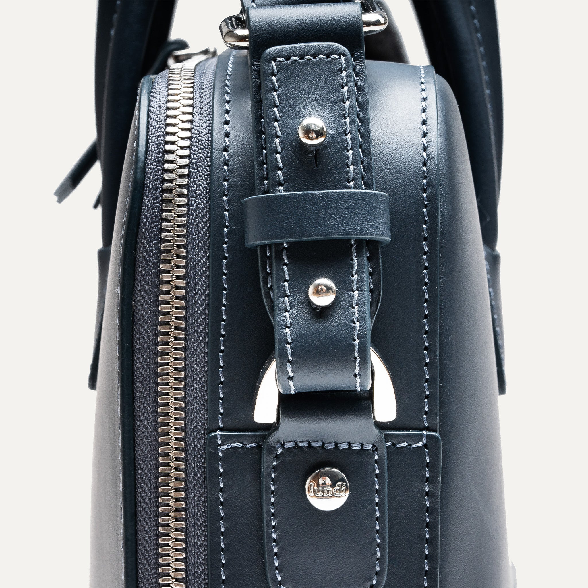 Briefcase pensé pour durer une vie avec des finitions robustes en laiton.