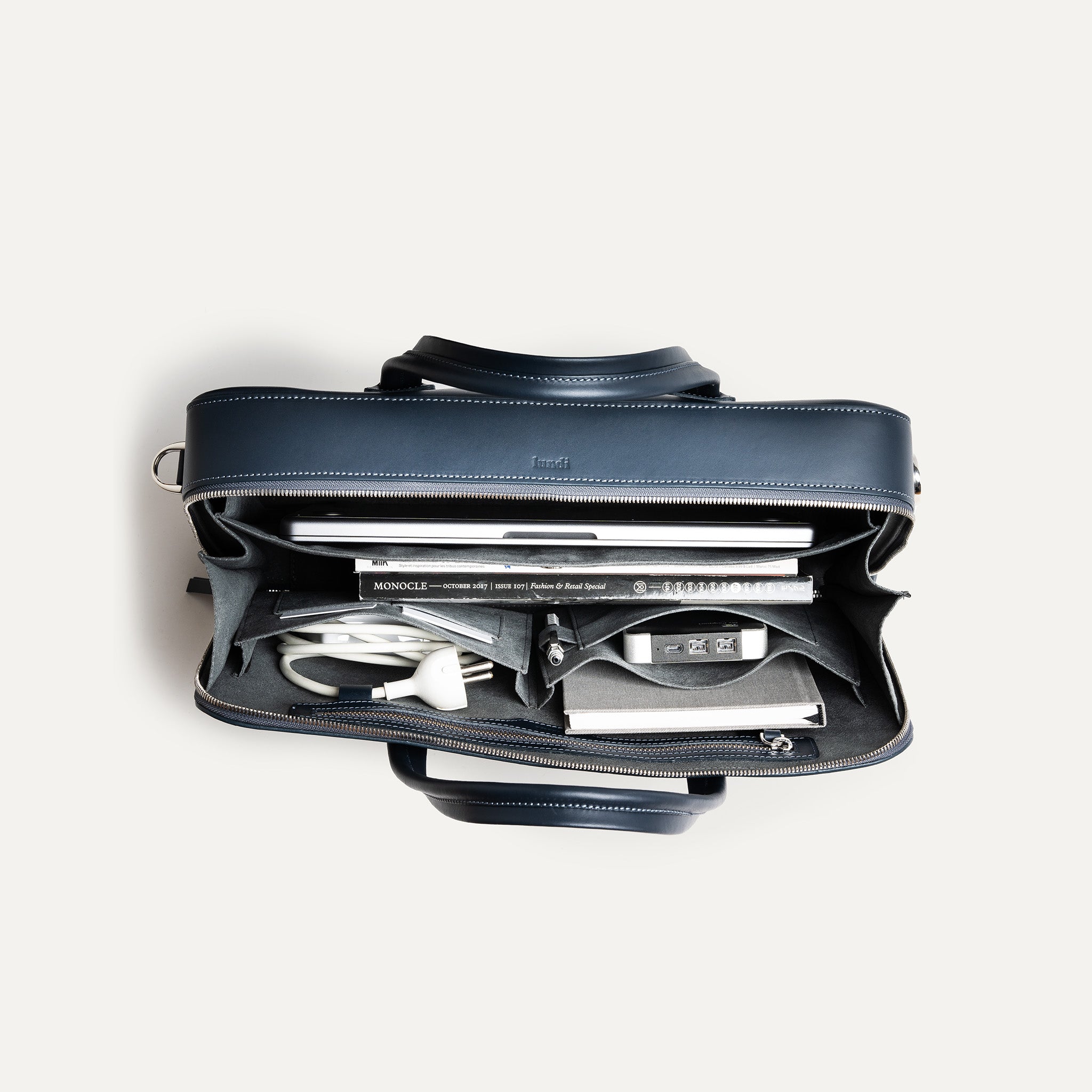 Sac ordinateur avec poche matelassé en cuir marine.