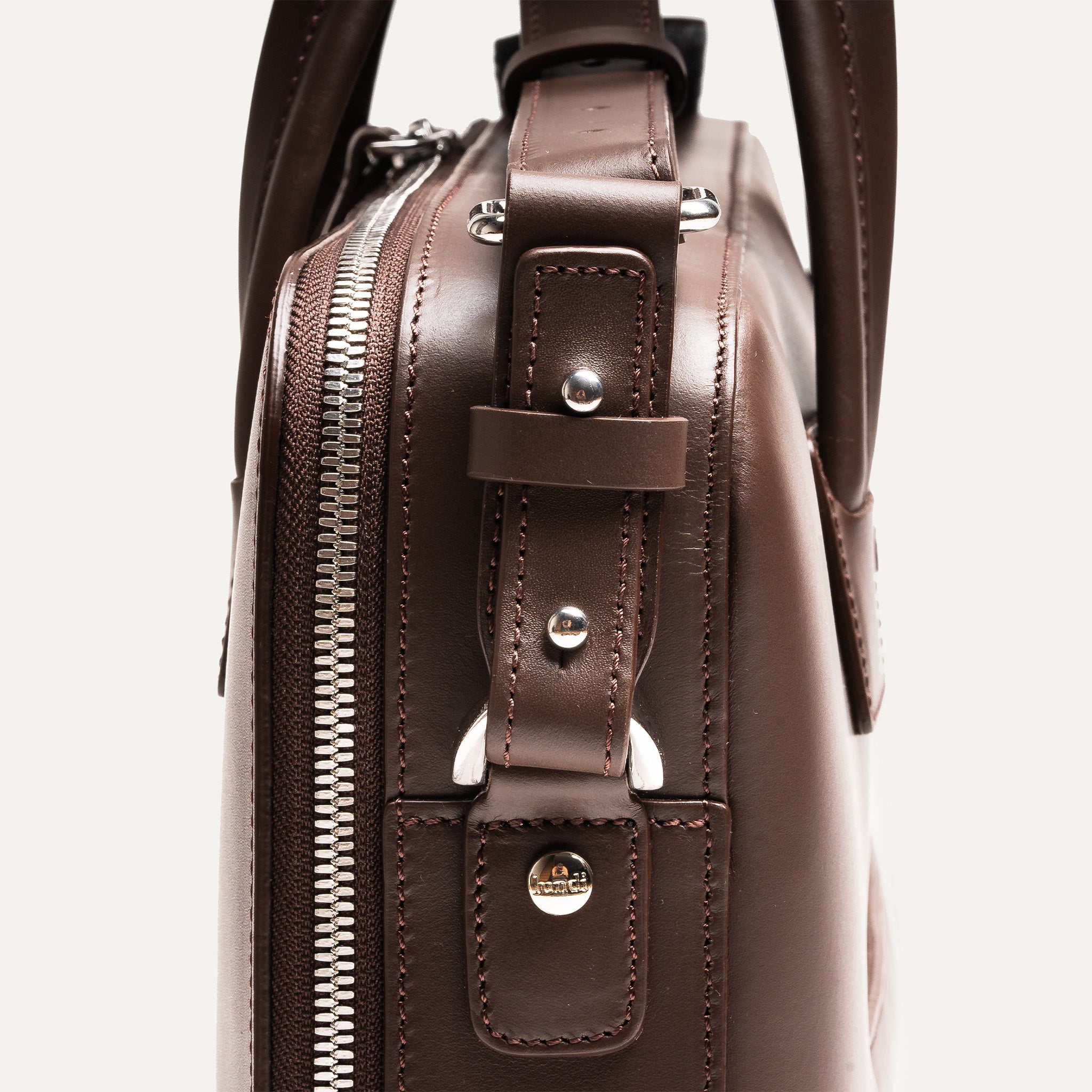 Sac à main homme pensé pour durer une vie avec des finitions haut de gamme.