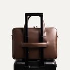 Sac ordinateur équipé d'un passant trolley pour les déplacements avec une valise.