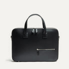 Élégant sac à main homme en cuir avec des poignets rigides.