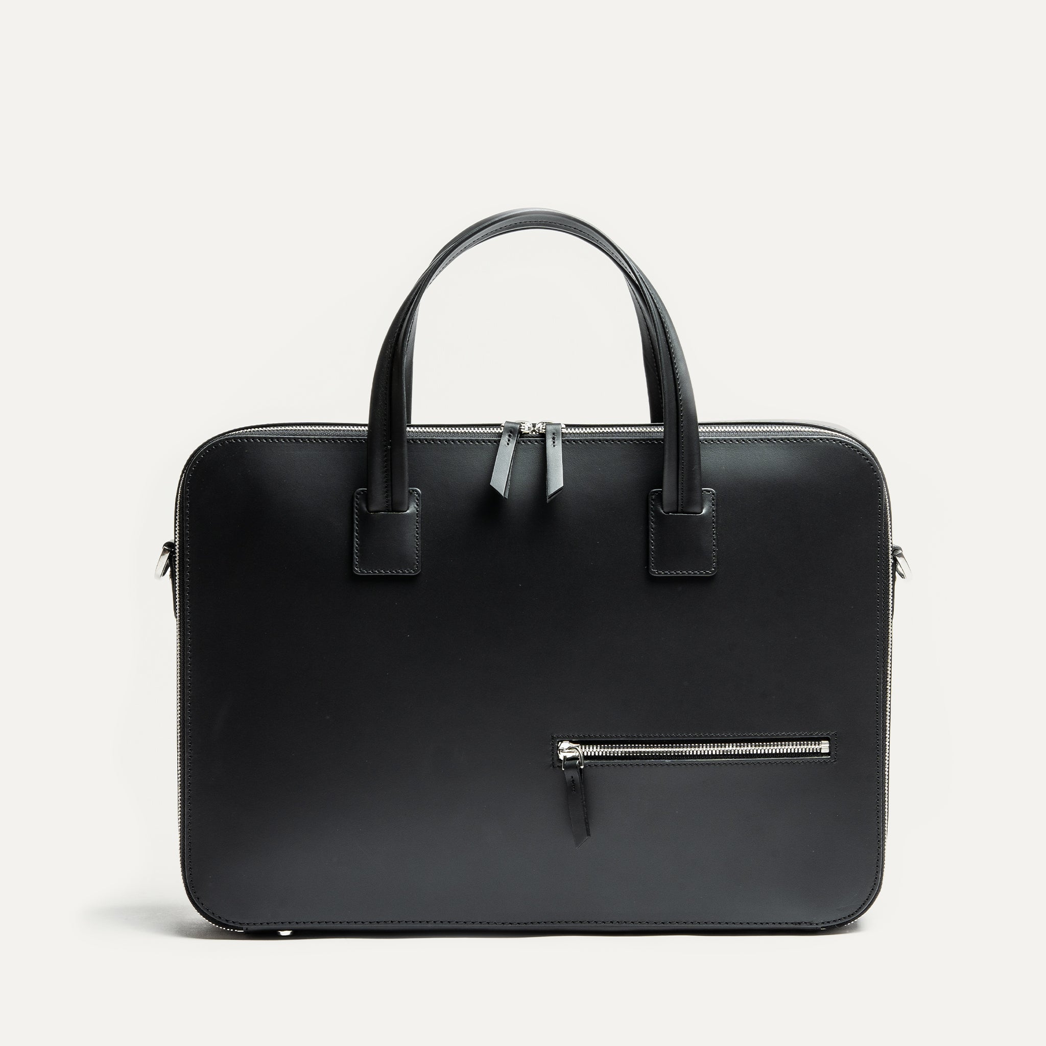 Élégant sac à main homme en cuir avec des poignets rigides.