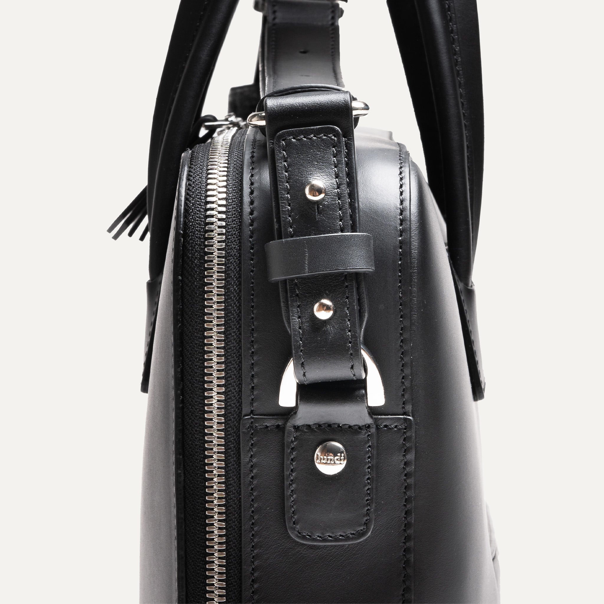 Sac ordinateur pensé pour durer une vie avec des finitions hauts de gamme en laiton.