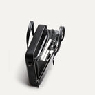 Sac à main homme avec des compartiments pensés pour le quotidien.