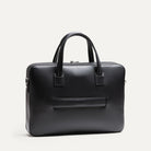 Élégant sac à main homme en cuir noir équipé d'un passant trolley.