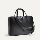 Élégant sac à main homme avec une bandoulière conçus pour durer une vie en cuir noir et finition en laiton.