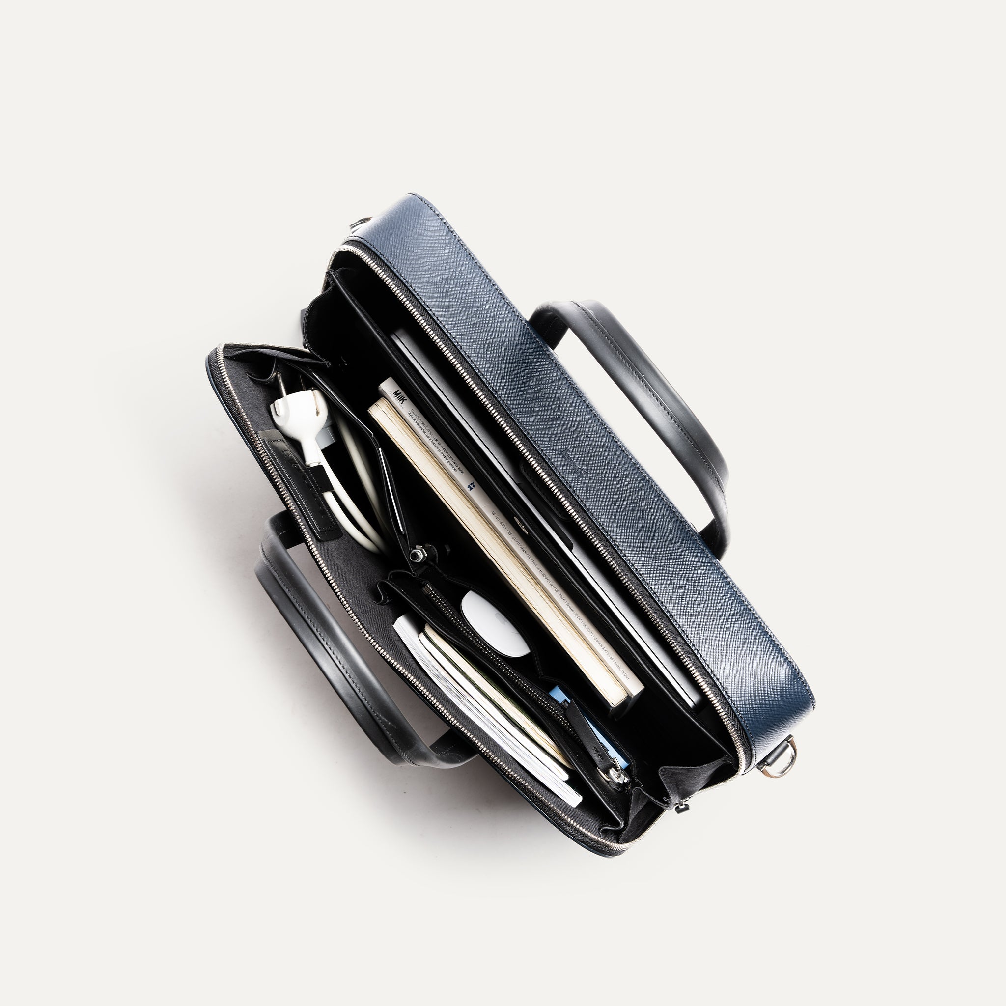 Porte document haut de gamme en cuir grainé avec des compartiments pensés pour être ultra-fonctionnels.