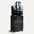 Sac homme travail en cuir élégant avec une fixation arrière pour valise.