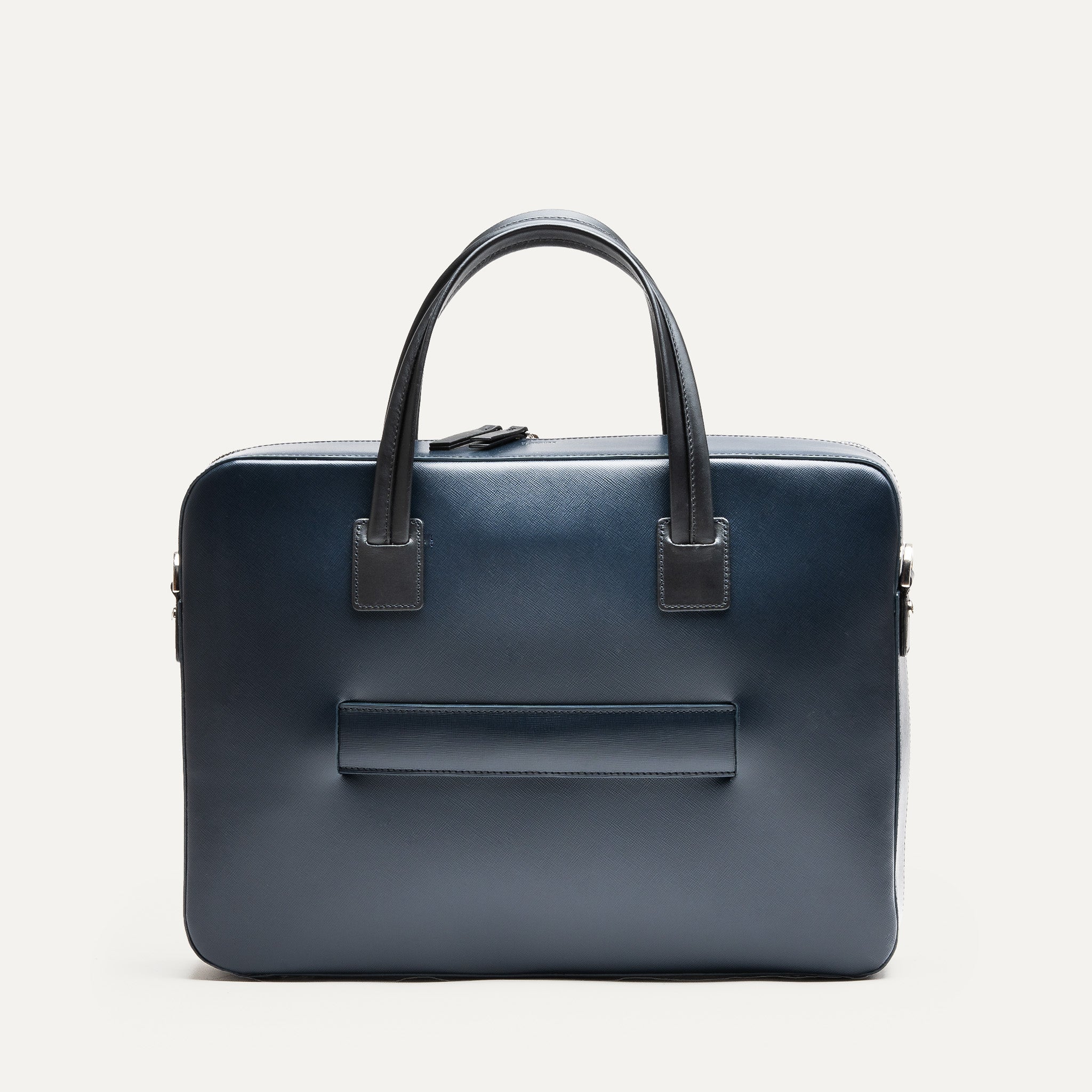 Briefcase en cuir bleu ultra robuste avec des finitions en laiton pensé pour durer une vie.