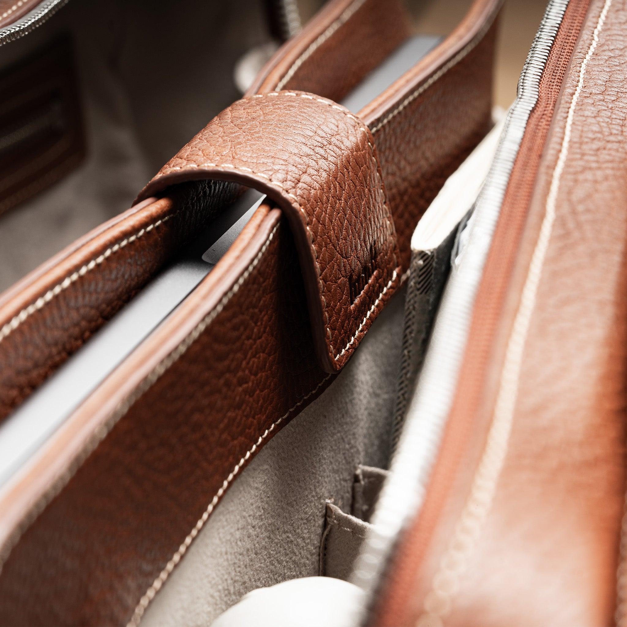 Porte document haut de gamme en cuir avec poche extérieure pratique pour passeport ou carte d’identité.