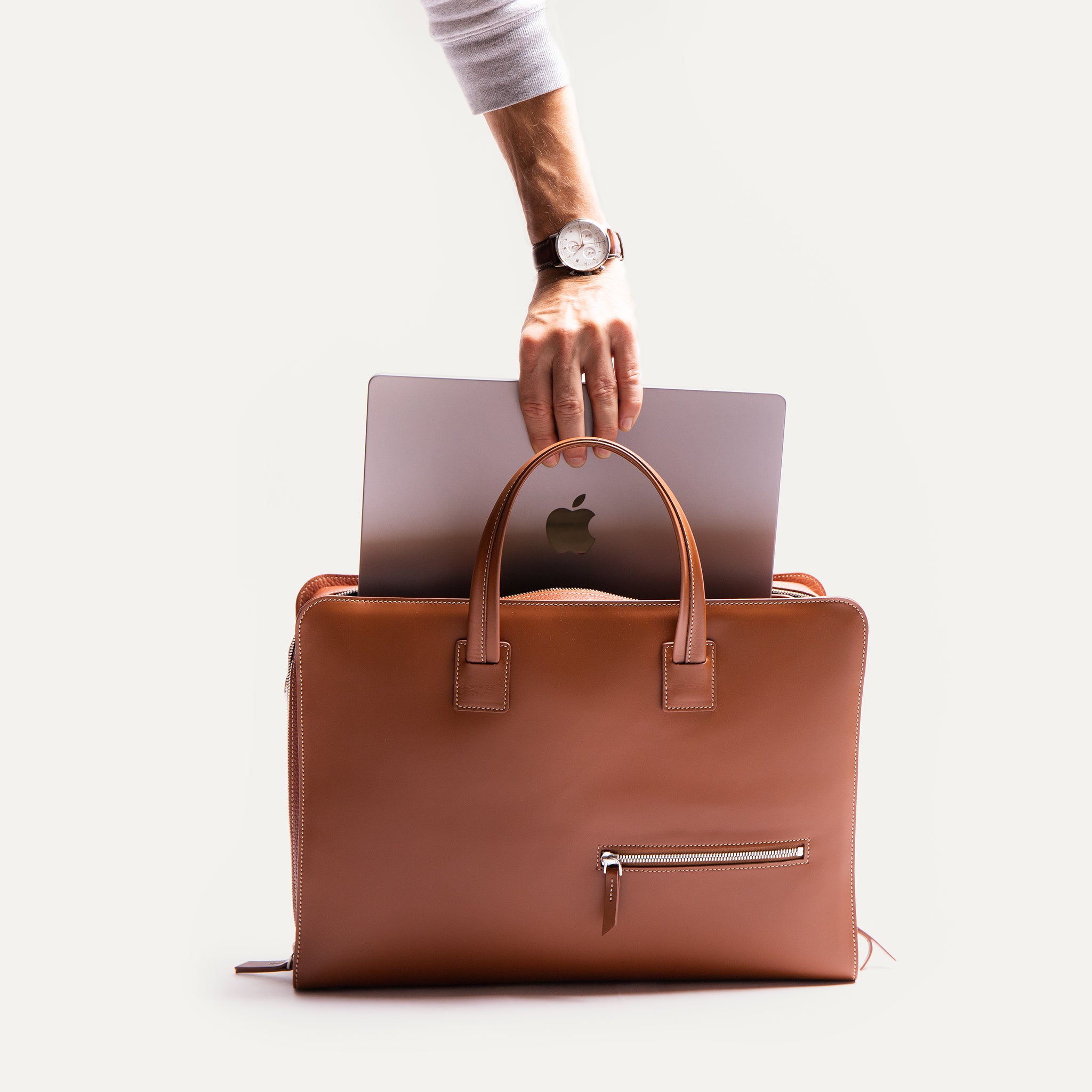 Sac à main homme en cuir avec rangement pour ordinateur.
