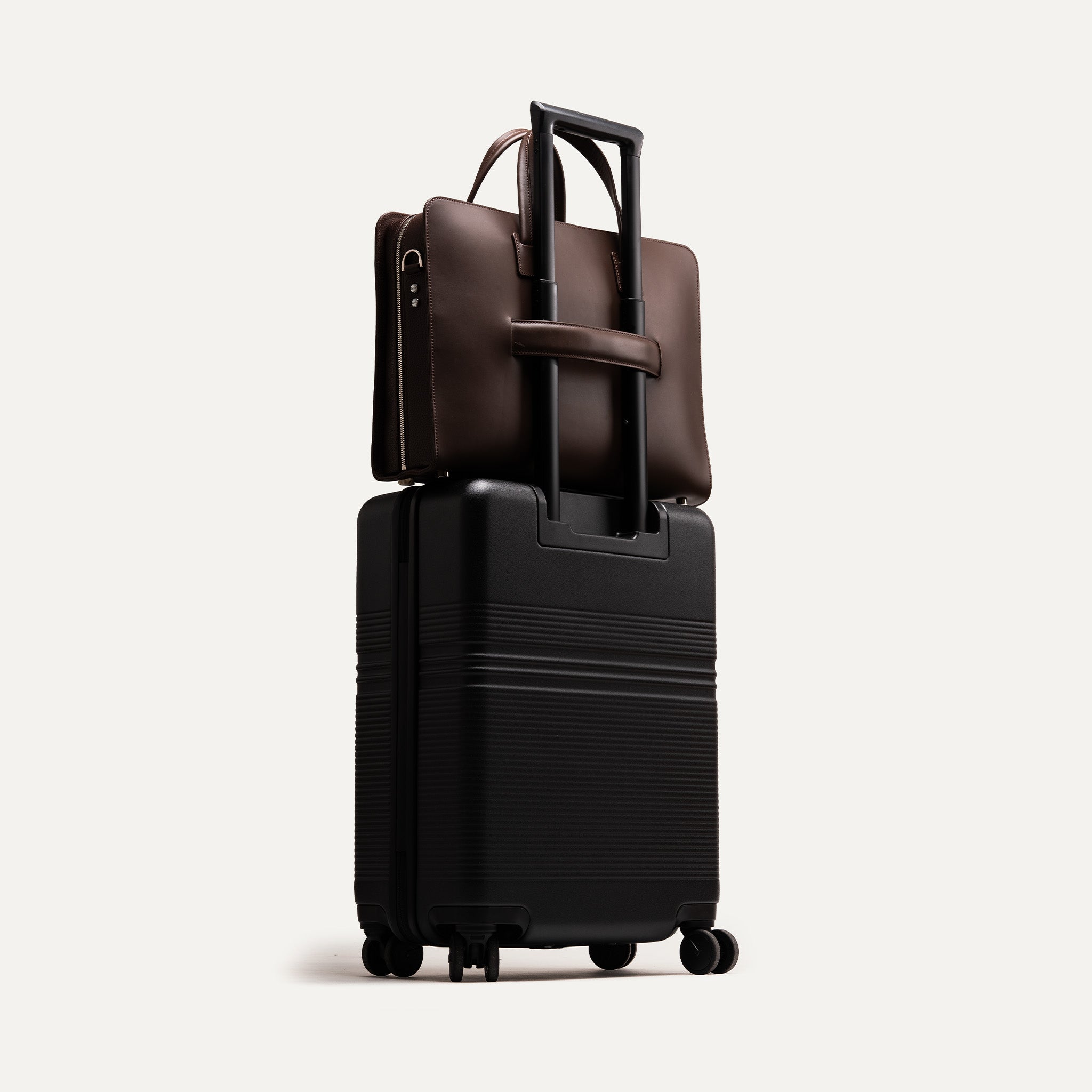 Cartable cuir homme spacieux équipé d'un passant pour être transporter sur une valise.