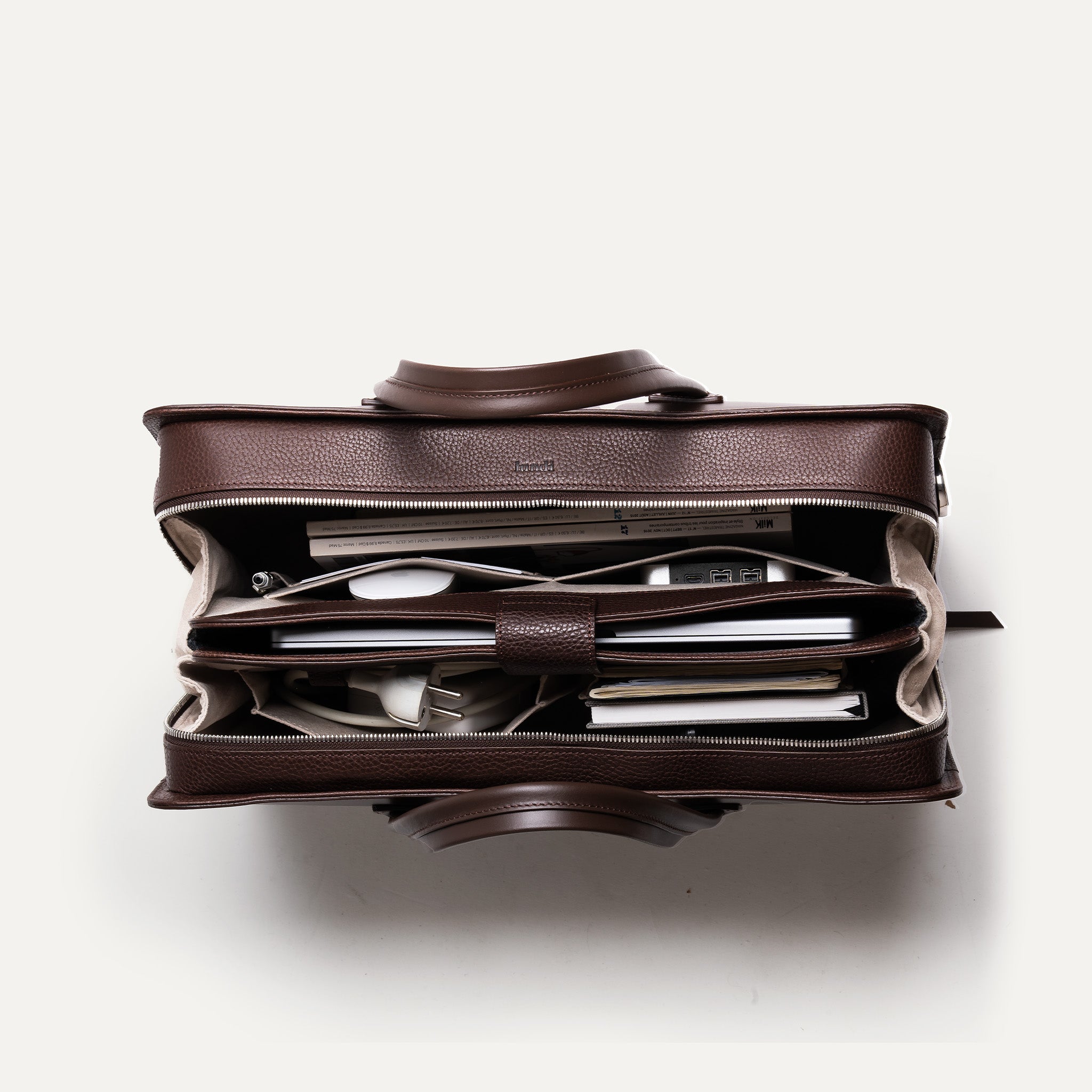 Sac cuir homme pensé pour durer, avec intérieur feutré et compartiments adaptés aux besoins du quotidien.