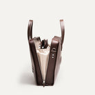 Sac à bandoulière homme avec compartiment matelassé central et organisation pensée pour le quotidien.