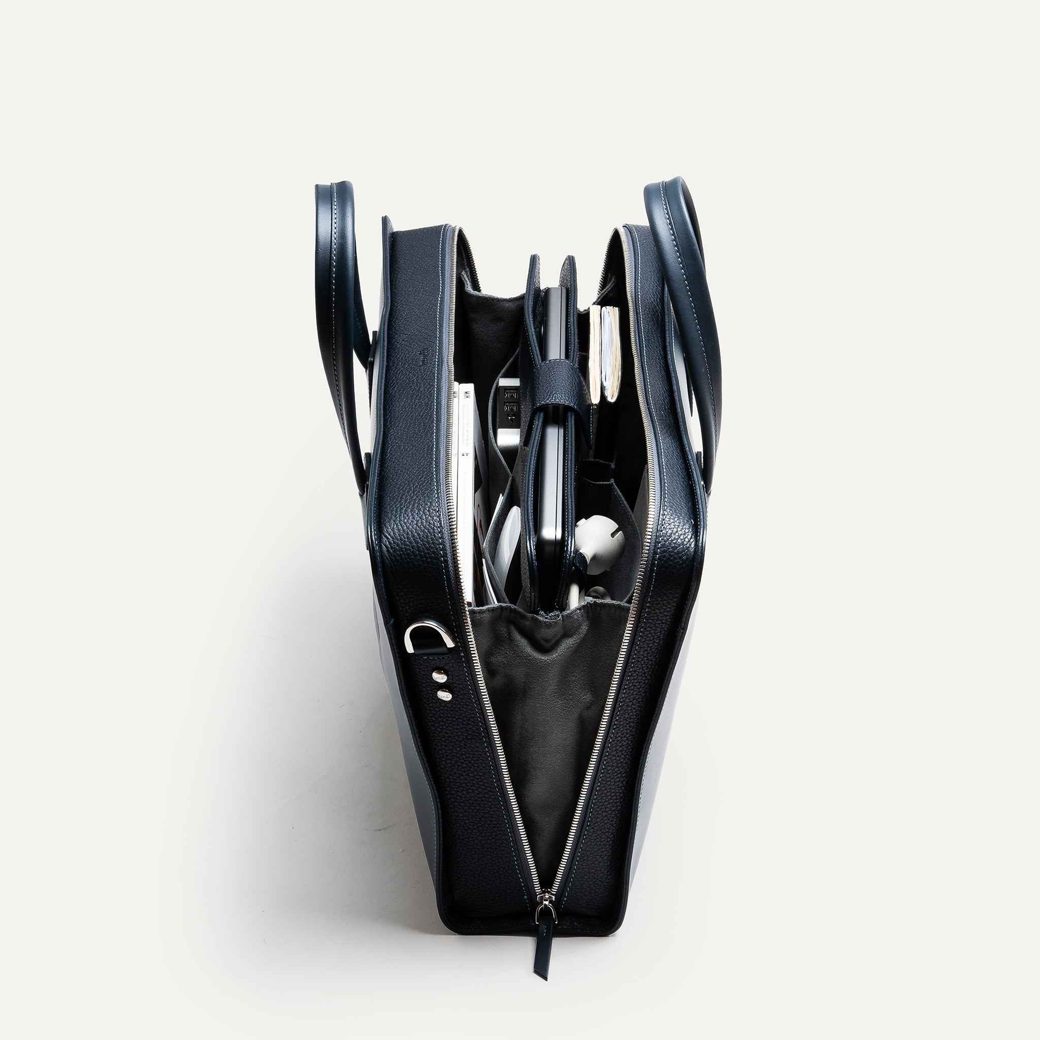 Porte document avec compartiment matelassé central et organisation pensée pour les journées bien remplies.