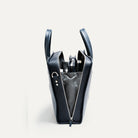 Cartable cuir homme compact et fonctionnel avec compartiment matelassé central et organisation pensée pour son quotidien.