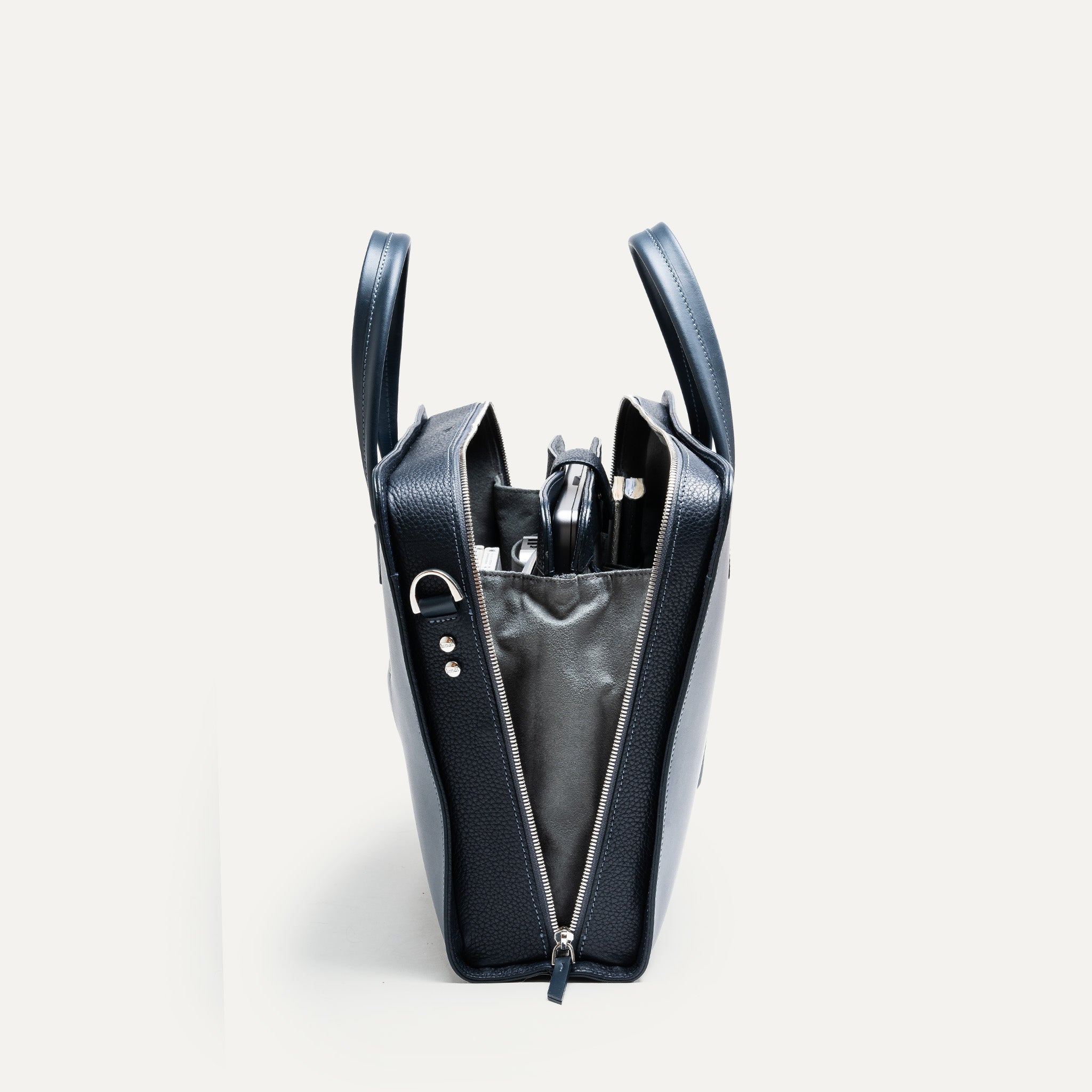 Cartable cuir homme compact et fonctionnel avec compartiment matelassé central et organisation pensée pour son quotidien.