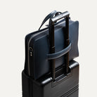 Porte document avec un passant pour être porté sur une valise.