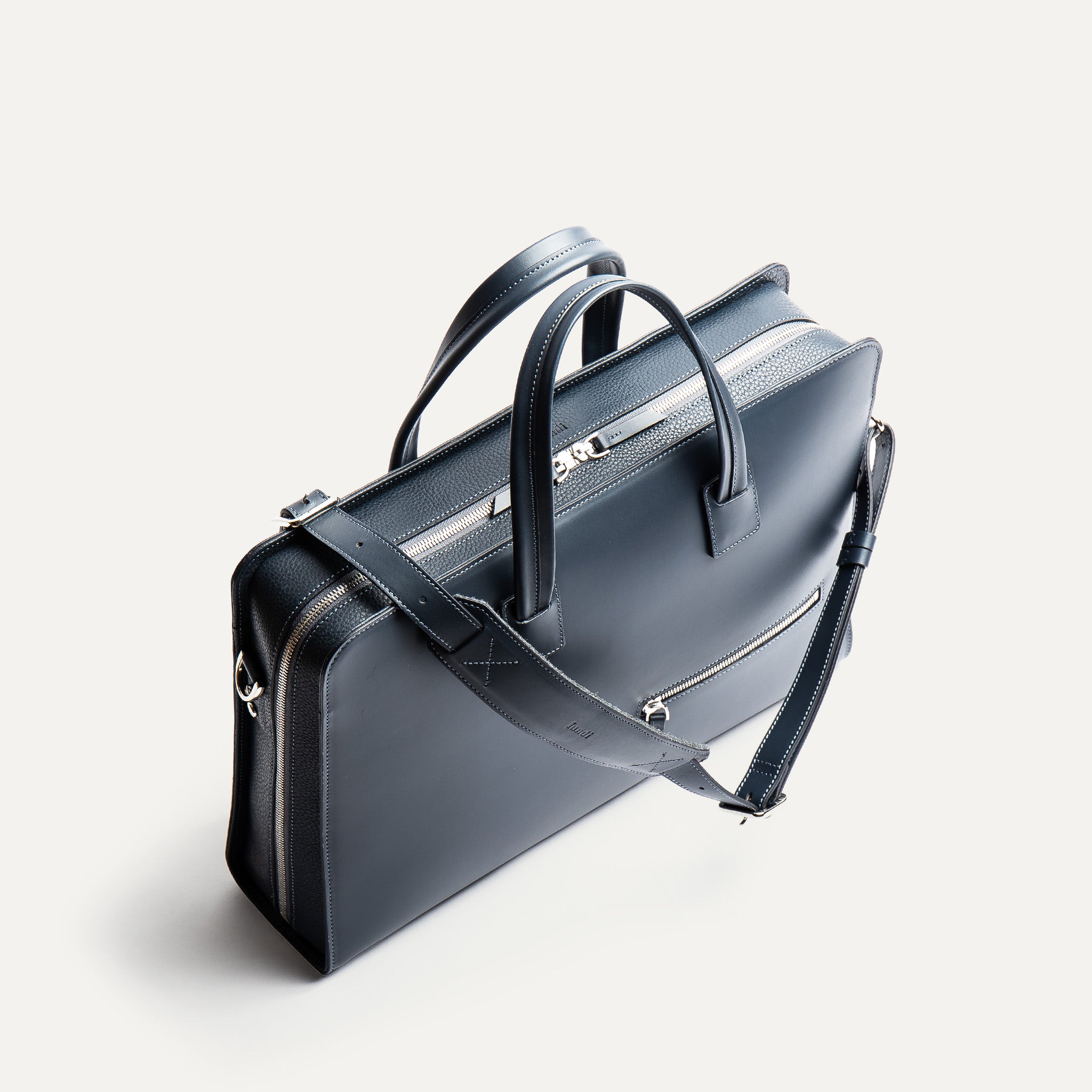 Sac à bandoulière homme en cuir marine.