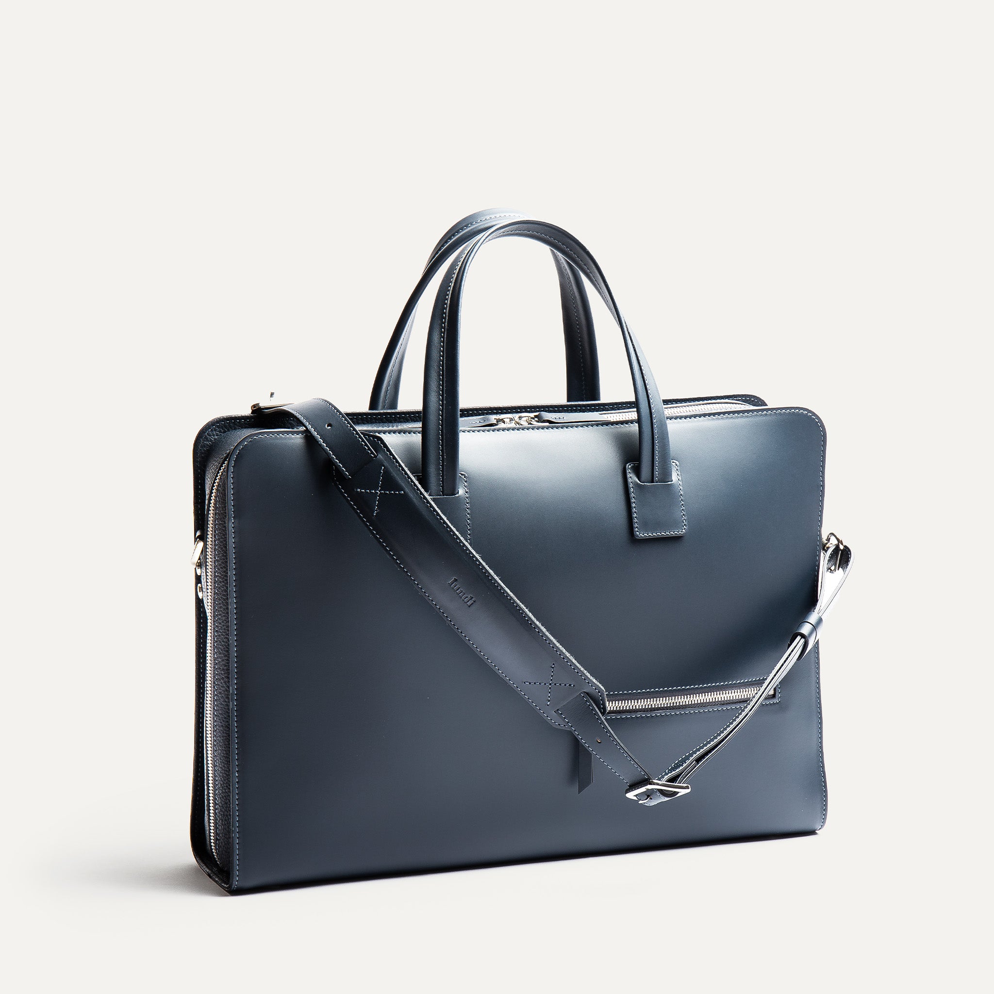 Briefcase en cuir marine raffiné et robuste pensé par lundi.