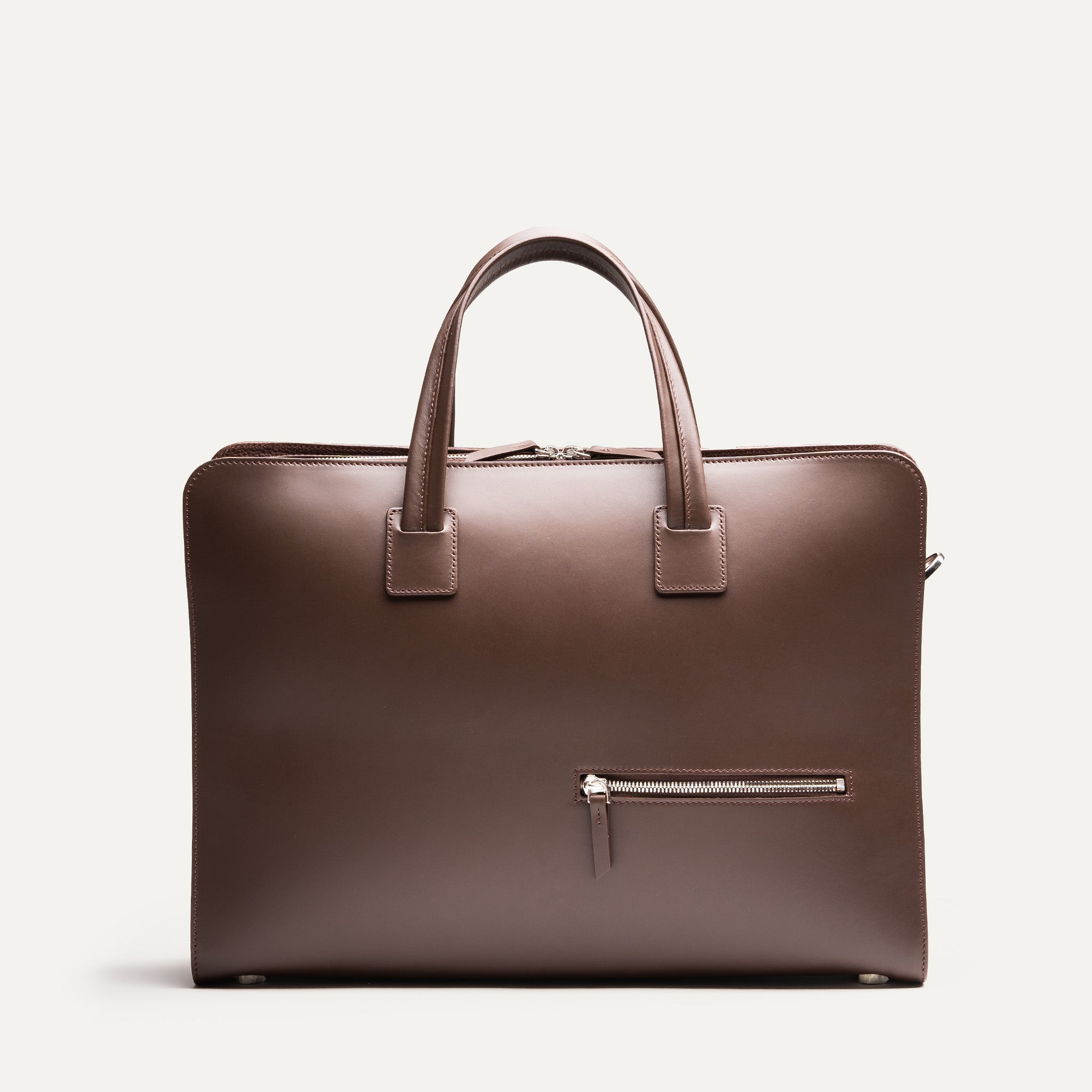 Sac à main homme en cuir marron haut de gamme pensé pour être fonctionnel et élégant.
