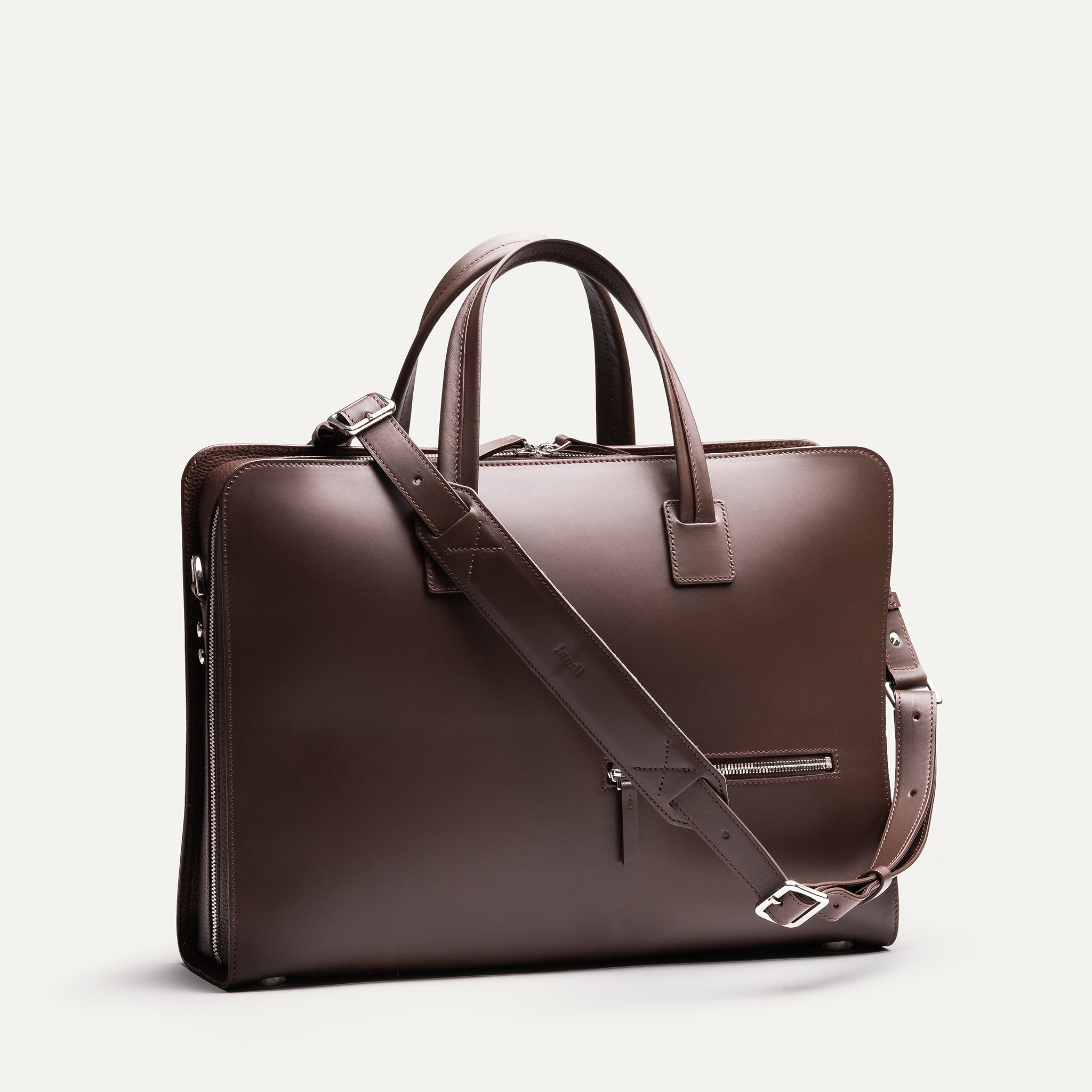 Sac à bandoulière homme avec bandoulière amovible et poche dédiée pour câbles, chargeur et ordinateur.