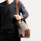 Porte documents en toile et cuir porté avec une sangle épaule