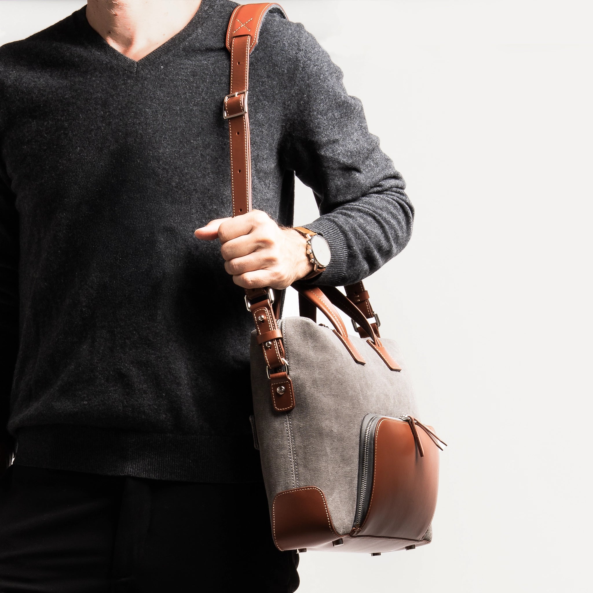 Porte documents en toile et cuir porté avec une sangle épaule