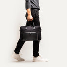 Porte-documents en toile et cuir porté par un mannequin