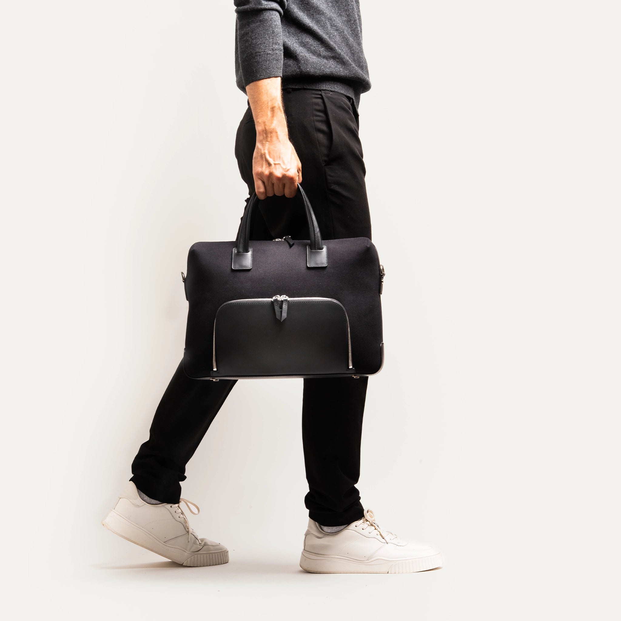 Porte-documents en toile et cuir porté par un mannequin