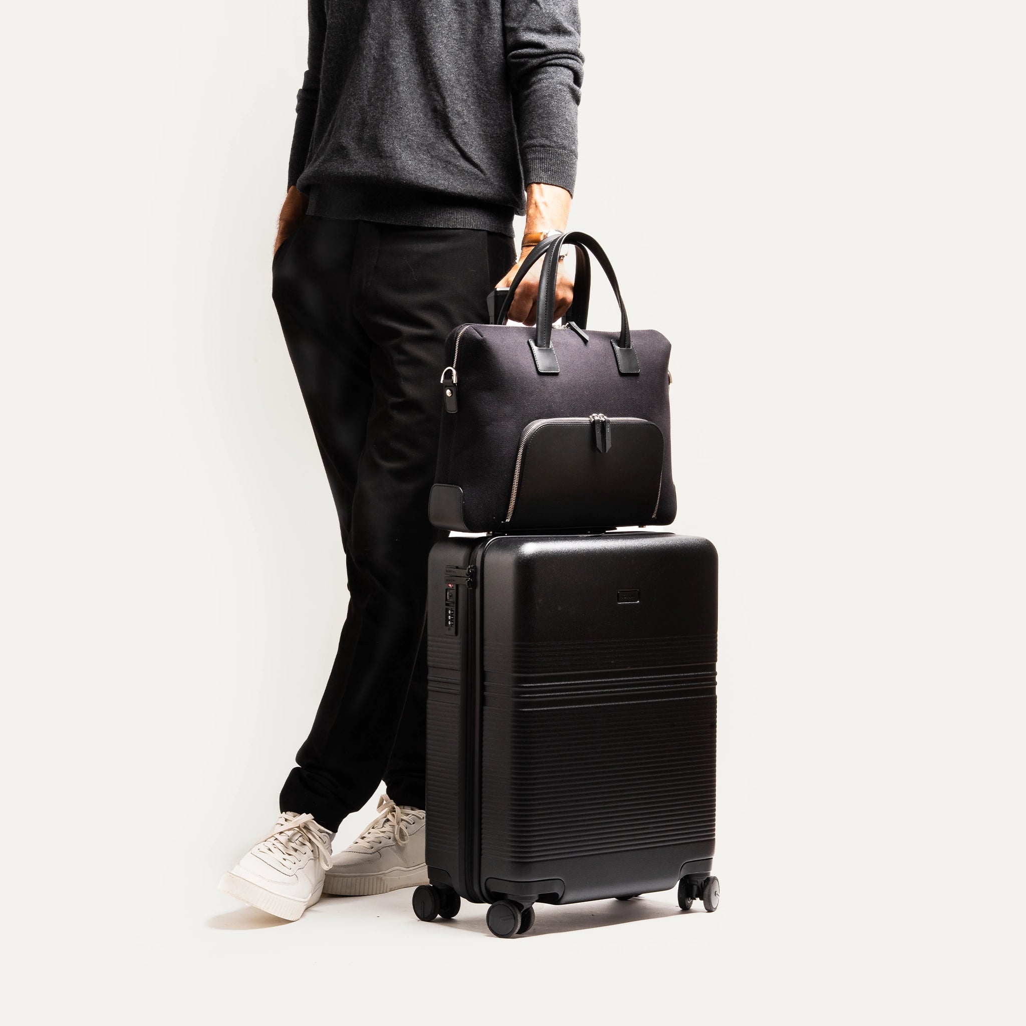 Porte-documents pour ordinateur, élégant et fonctionnel, qui se fixe sur une valise