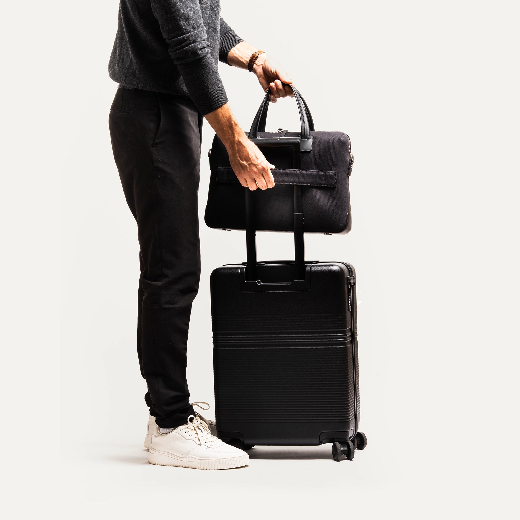 Porte-documents en toil et cuir accroché à une valise